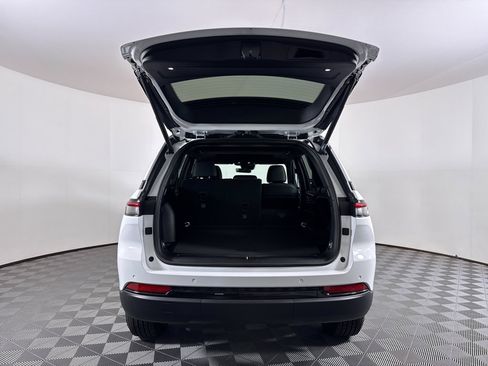 New 2025 Jeep Grand Cherokee Altitude image 11