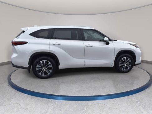 Used 2025 Toyota Highlander XLE FWD image 5