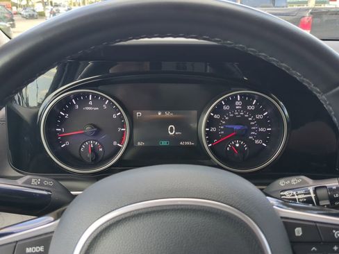 Used 2024 Kia Carnival EX image 28