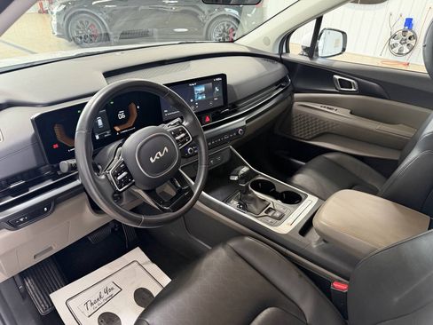 Used 2025 Kia Carnival FWD image 9