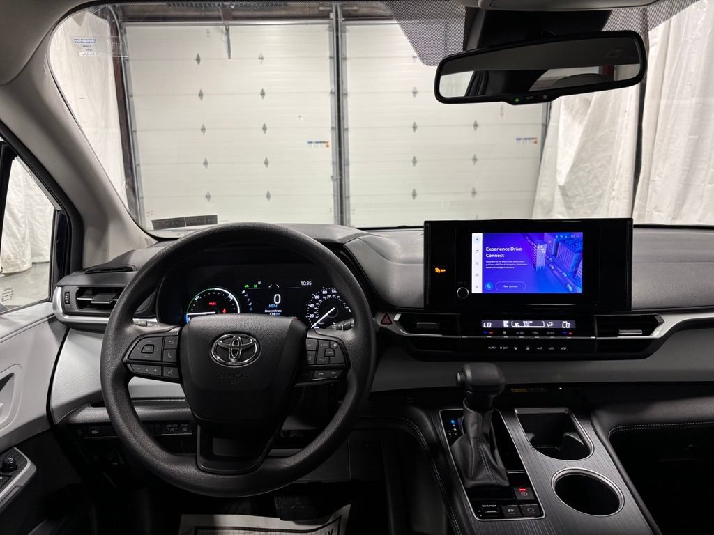 Used 2026 Toyota Sienna LE AWD/4WD image 16