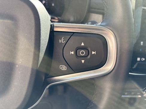 Used 2025 Volvo XC40 B5 Core image 20