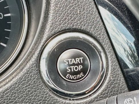 Used 2017 Nissan Rogue SV w/ SV Premium Package AWD/4WD image 18
