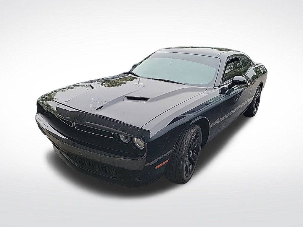 Used 2018 Dodge Challenger SXT RWD image 3