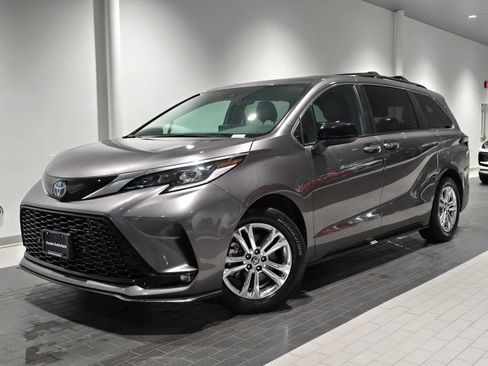 Used 2022 Toyota Sienna XSE w/ XSE Plus Package image 1