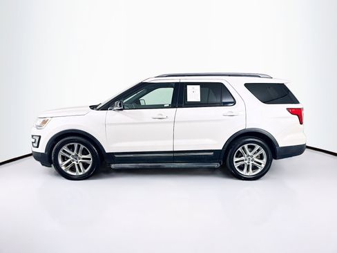 Used 2017 Ford Explorer XLT w/ Equipment Group 202A FWD image 4