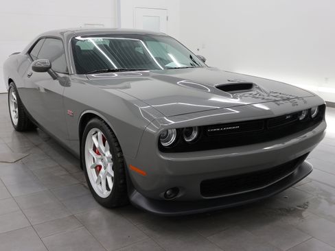 Used 2018 Dodge Challenger SRT w/ Technology Group image 2