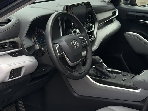 Used 2022 Toyota Highlander XLE AWD/4WD image 16