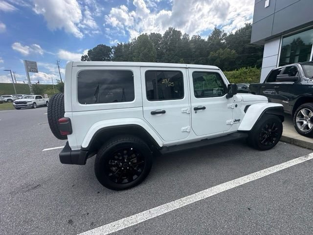 Used 2025 Jeep Wrangler Unlimited Sahara AWD/4WD image 32