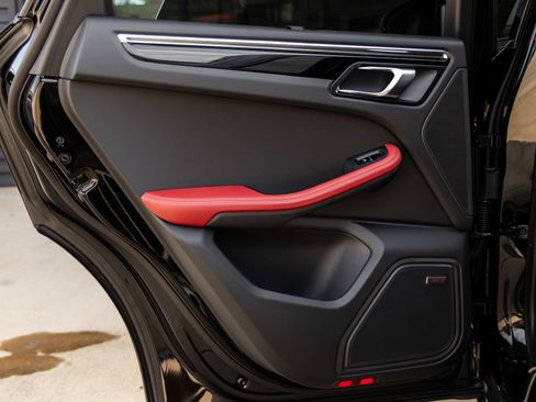 Certified 2025 Porsche Macan AWD/4WD image 32