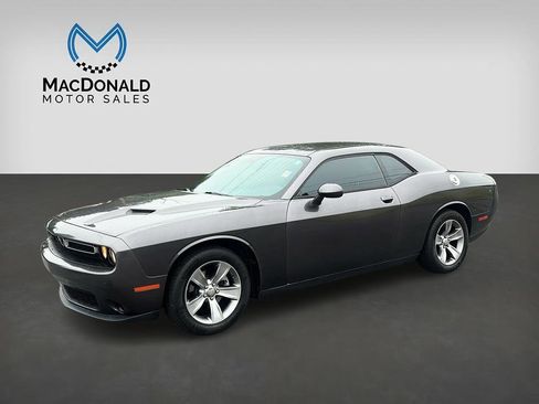 Used 2015 Dodge Challenger SXT RWD image 3