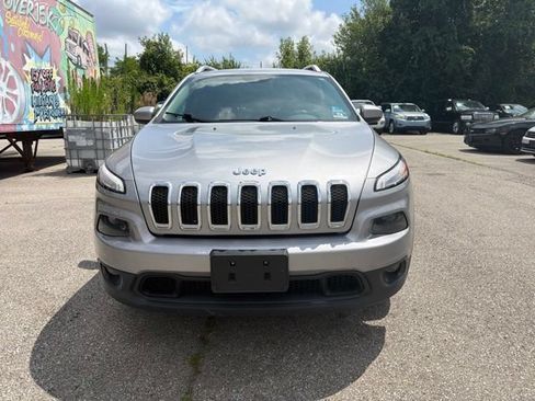 Used 2017 Jeep Cherokee Latitude w/ True North Edition AWD/4WD image 2