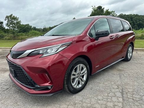 Used 2021 Toyota Sienna XSE w/ XSE Plus Package AWD/4WD image 2