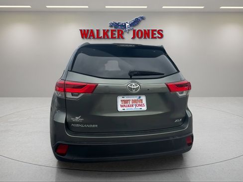 Used 2018 Toyota Highlander XLE image 5