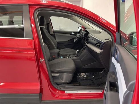Used 2023 Volkswagen Taos SE w/ Panoramic Sunroof Package FWD image 11