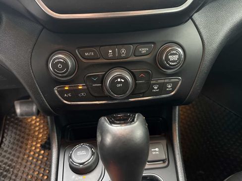 Used 2020 Jeep Cherokee Latitude Plus AWD/4WD image 16
