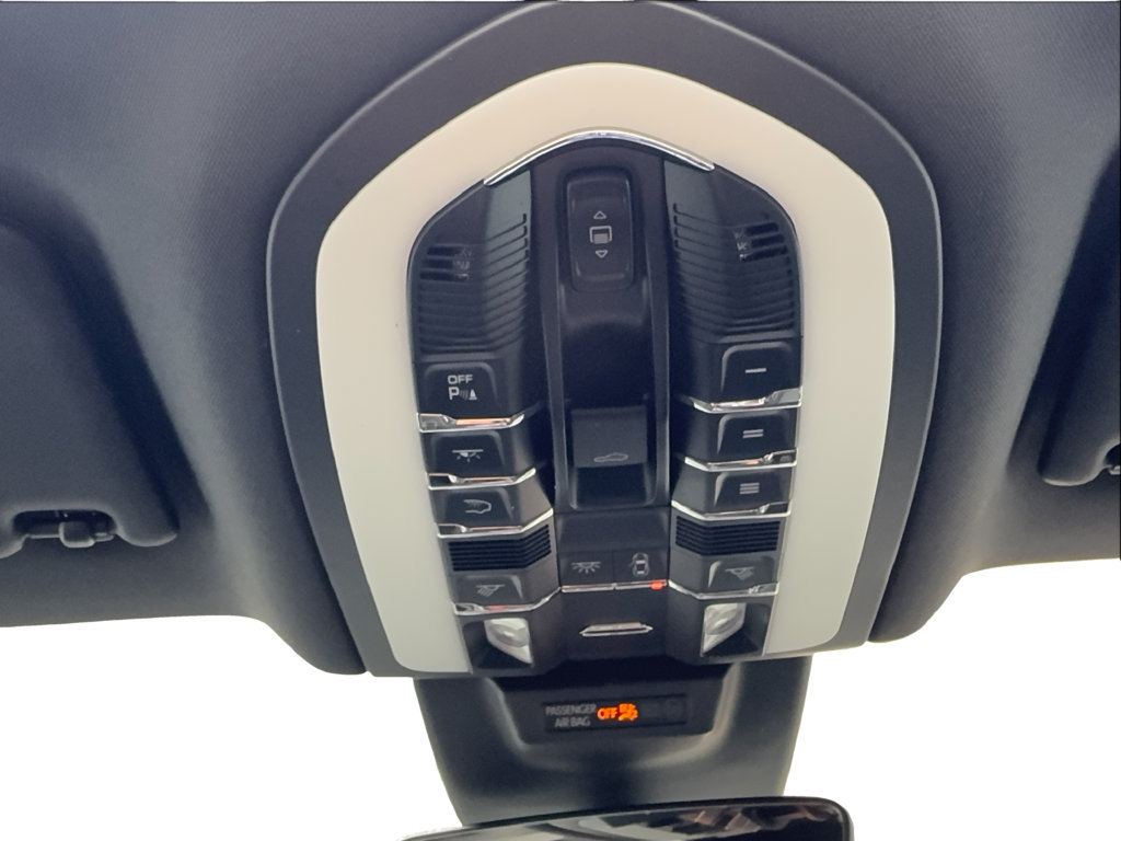 Used 2022 Porsche Macan AWD/4WD image 45
