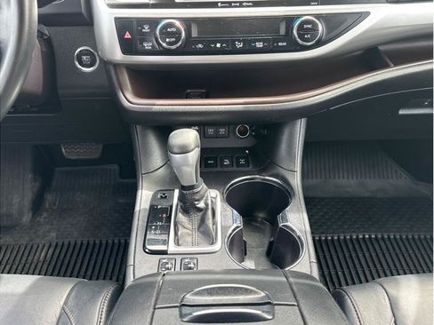 Used 2018 Toyota Highlander XLE AWD/4WD image 17