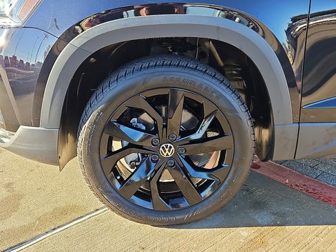 Certified 2023 Volkswagen Taos SE w/ Black Wheel Package image 5