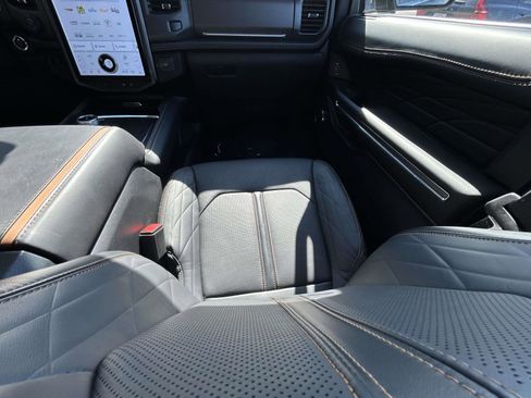 Used 2023 Ford Expedition Platinum image 15