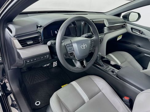 Used 2025 Toyota Camry SE image 9