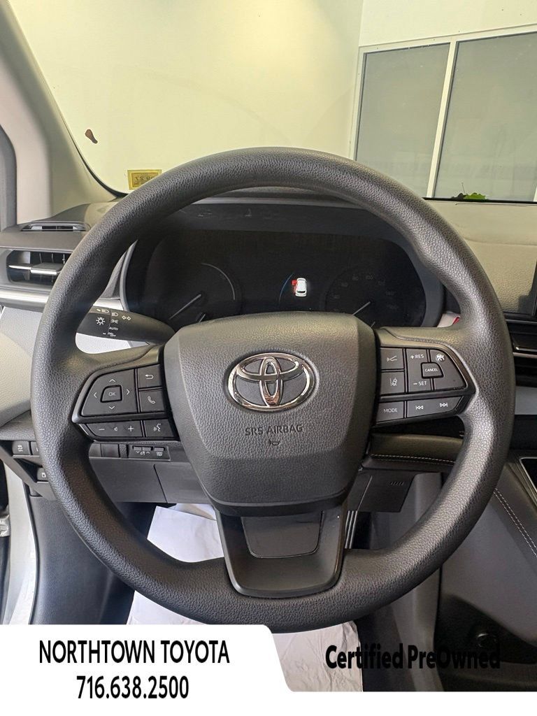 Used 2025 Toyota Sienna LE w/ LE Plus Package AWD/4WD image 21