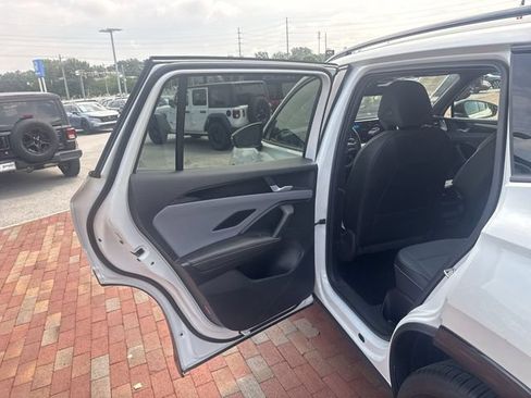 Used 2026 Volkswagen Tiguan SE R-Line FWD image 27