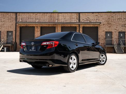 Used 2014 Toyota Camry SE FWD image 2