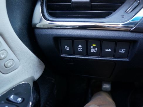 Used 2016 Toyota Avalon Limited image 19