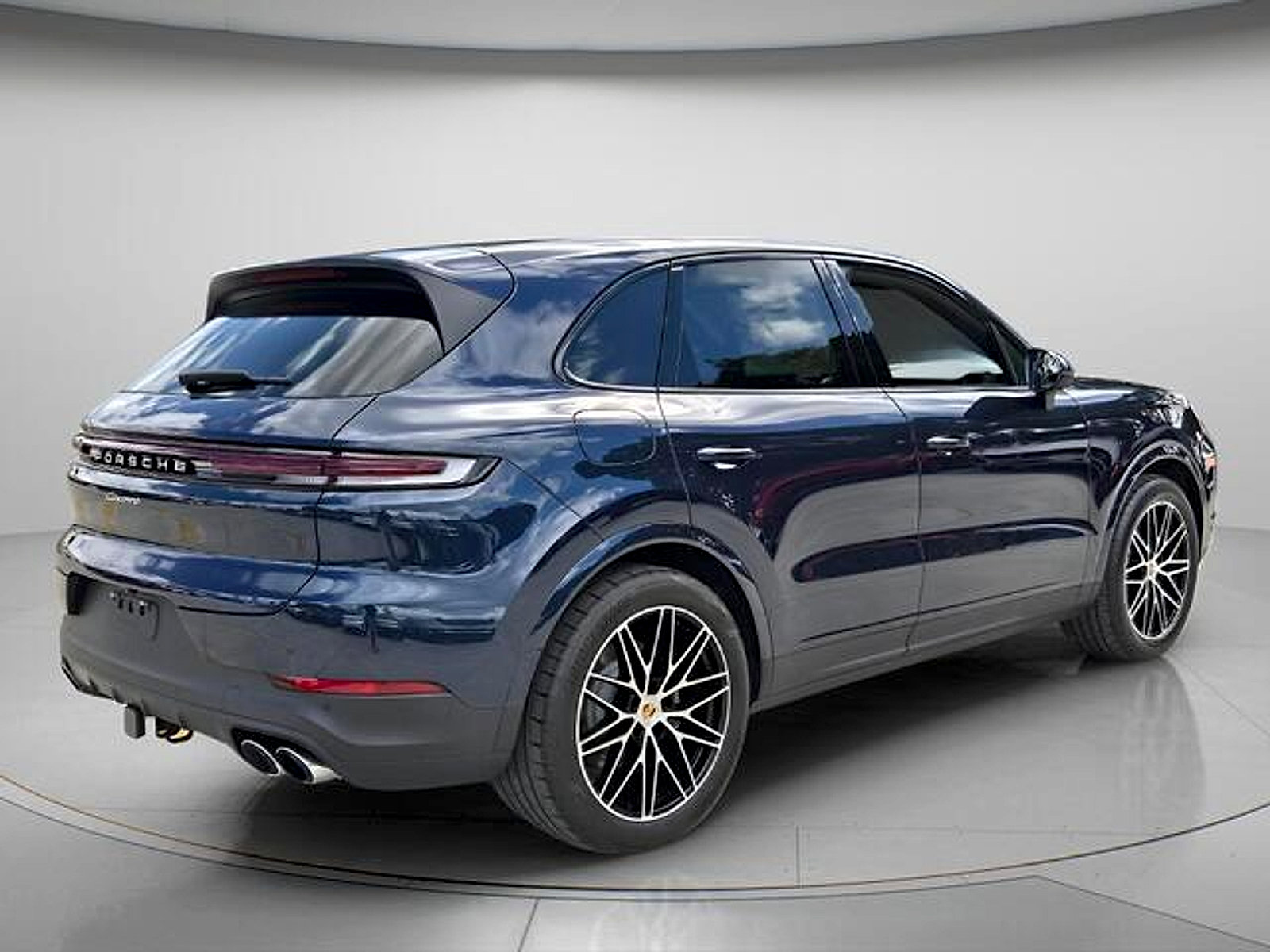 Used 2025 Porsche Cayenne AWD/4WD image 6