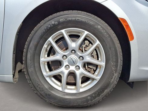 Used 2023 Chrysler Pacifica Touring-L FWD image 8