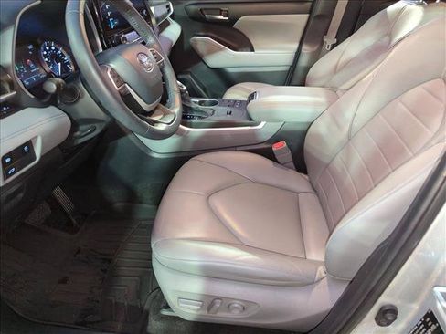 Used 2023 Toyota Highlander XLE FWD image 16