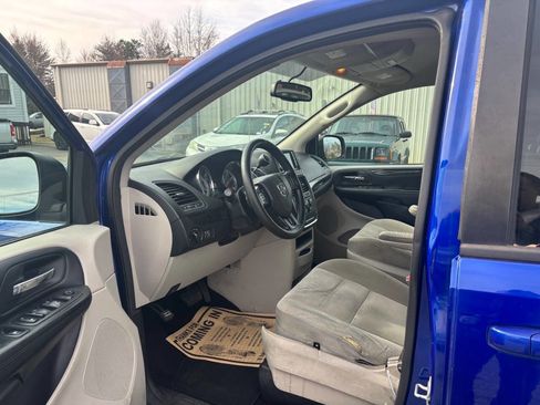 Used 2018 Dodge Grand Caravan SE w/ UConnect Hands-Free Group image 7