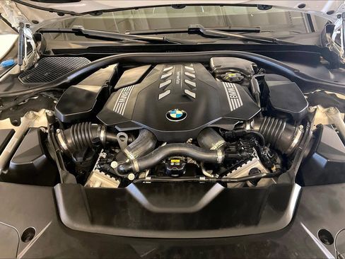 Used 2021 BMW 750i xDrive image 28
