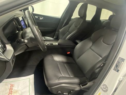 Used 2025 Volvo XC60 B5 Core image 11