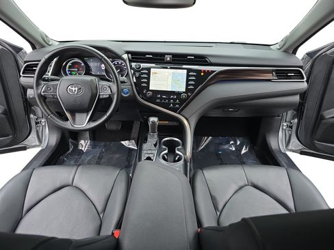 Used 2020 Toyota Camry XLE w/ Sunroof Package FWD image 9