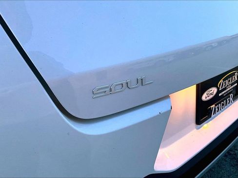 Used 2023 Kia Soul LX w/ LX Technology Package image 8