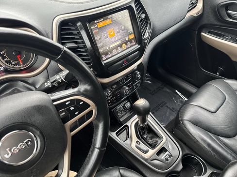 Used 2017 Jeep Cherokee Limited w/ Luxury Group FWD image 22