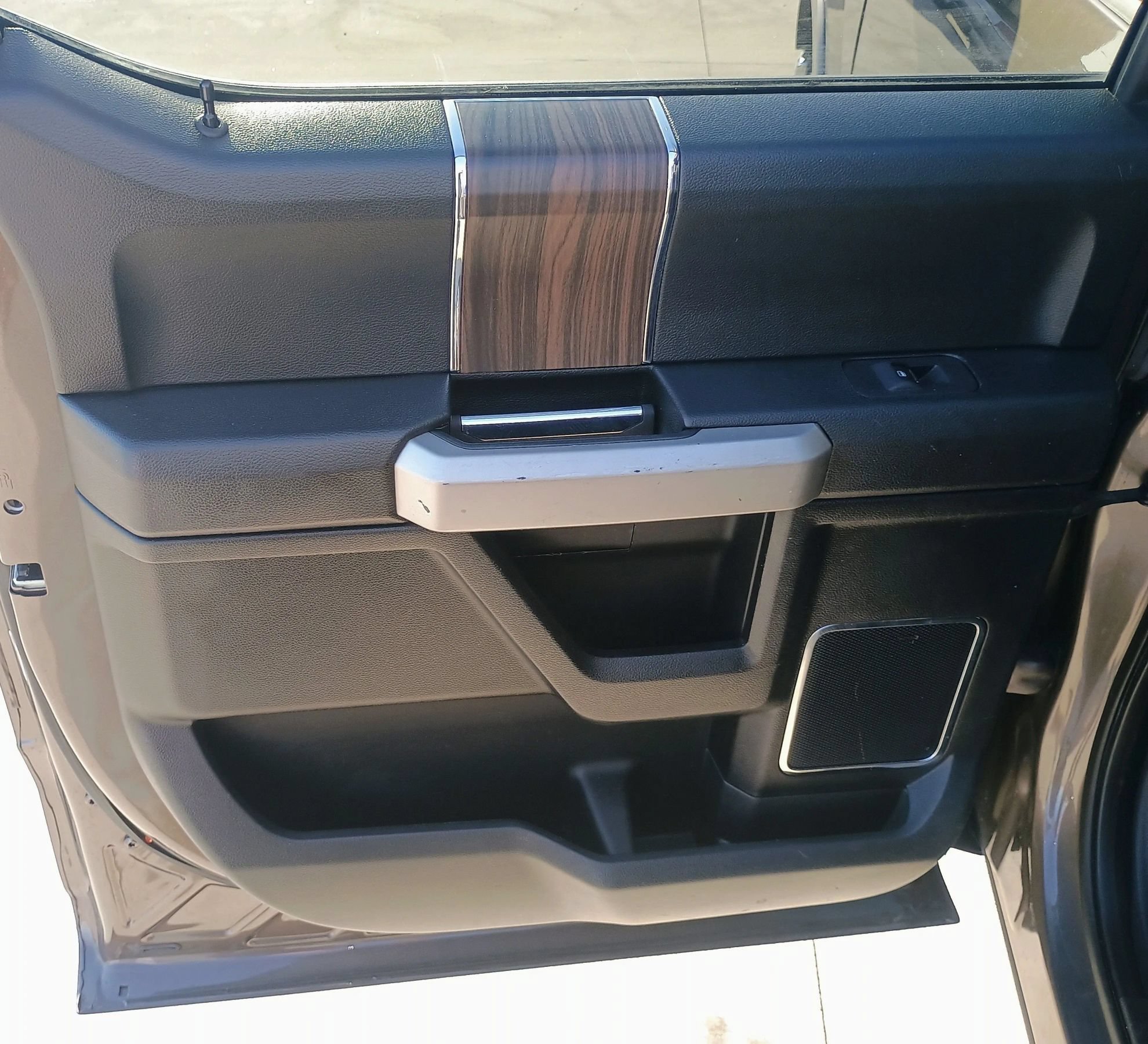 Used 2015 Ford F150 Lariat w/ Equipment Group 502A Luxury AWD/4WD image 8