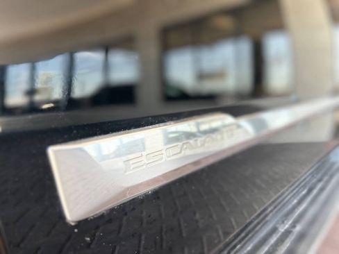 Used 2017 Cadillac Escalade Luxury AWD/4WD image 29