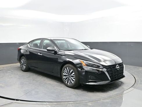 Used 2025 Nissan Altima 2.5 SV FWD image 4