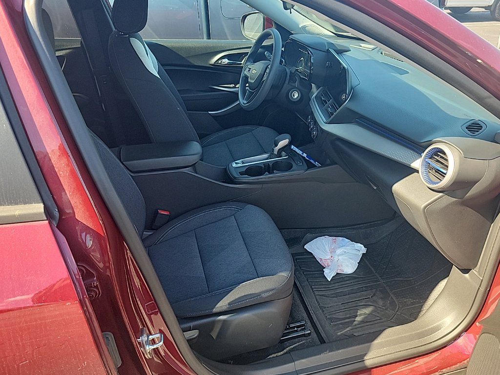 Used 2024 Chevrolet Trax LS w/ LS Convenience Package FWD image 9