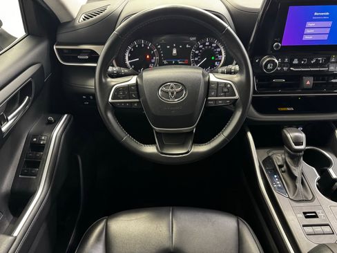 Used 2024 Toyota Highlander XLE AWD/4WD image 17