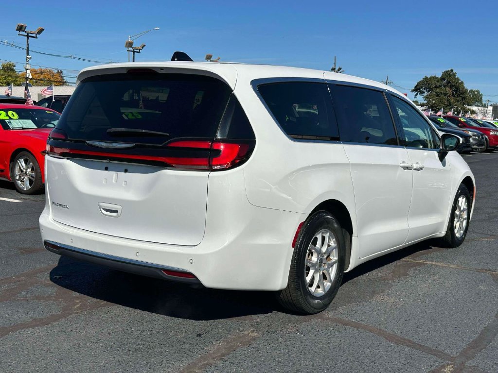 Used 2023 Chrysler Pacifica Touring-L FWD image 5
