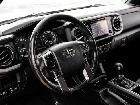 Used 2019 Toyota Tacoma TRD Off-Road image 12
