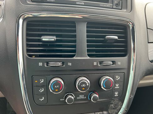 Used 2020 Dodge Grand Caravan SXT image 40