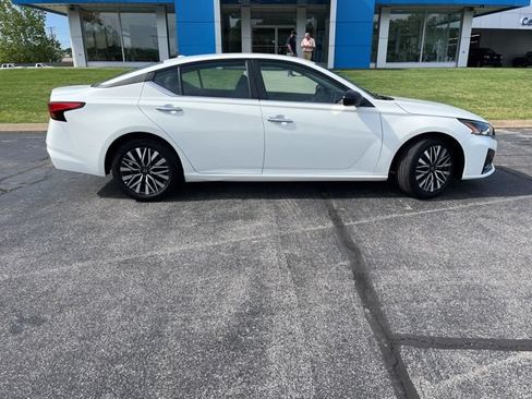 Used 2025 Nissan Altima 2.5 SV FWD image 9