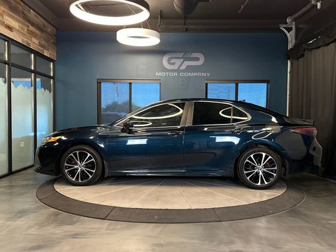 Used 2019 Toyota Camry SE FWD image 6