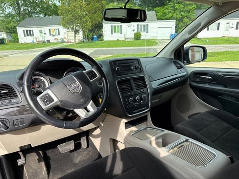 Used 2013 Dodge Grand Caravan SXT w/ UConnect Hands-Free Group FWD image 11