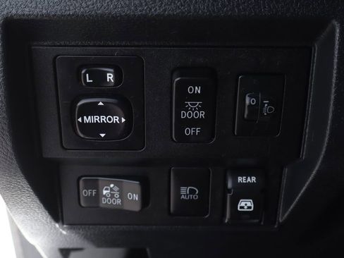 Used 2018 Toyota Tundra SR5 w/ SR5 Upgrade Package image 18